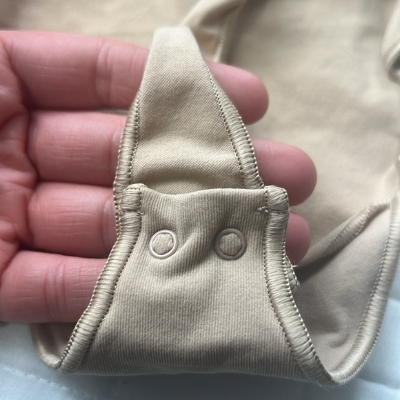 SKIMS SEAMLESS SCULPT THONG BODYSUIT IN MICA SIZE Small - Picture 8 of 8